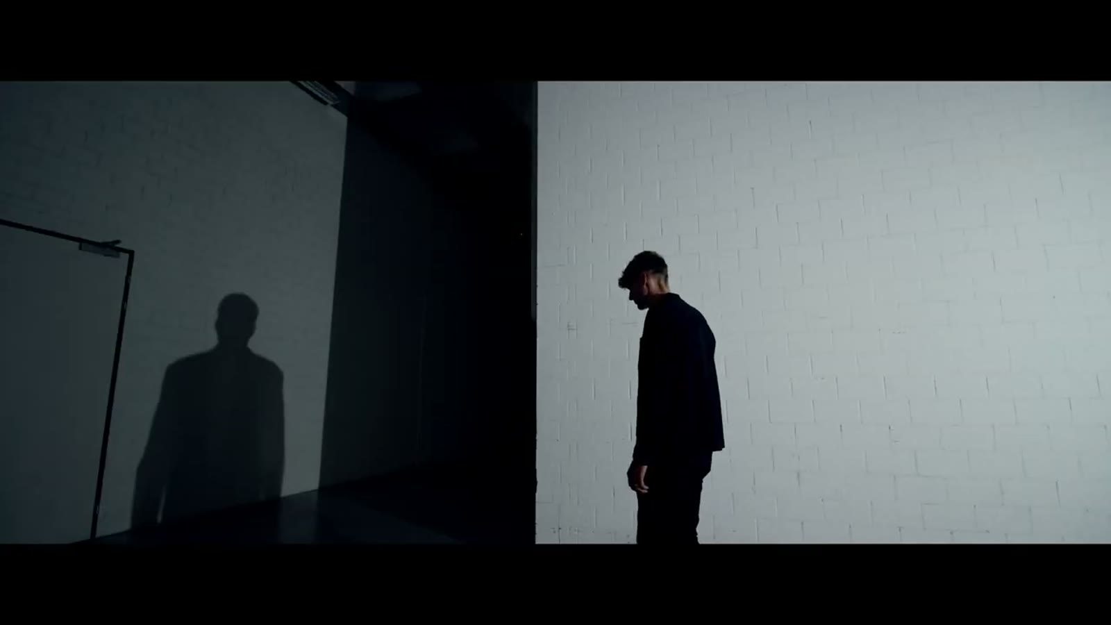 Emo Johnson – Silhouetten vor einer beleuchteten Wand