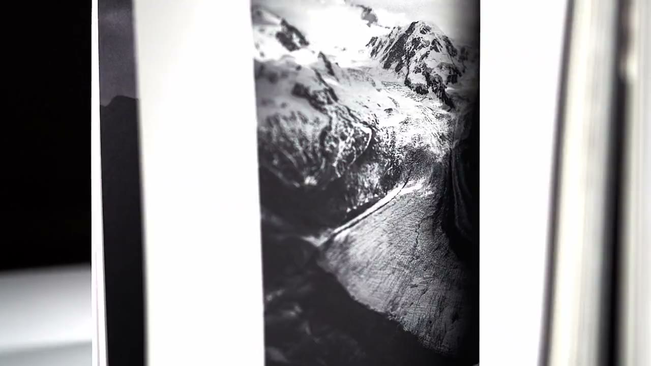 Eine Doppelseite mit Bergfotografie in Schwarzweiss