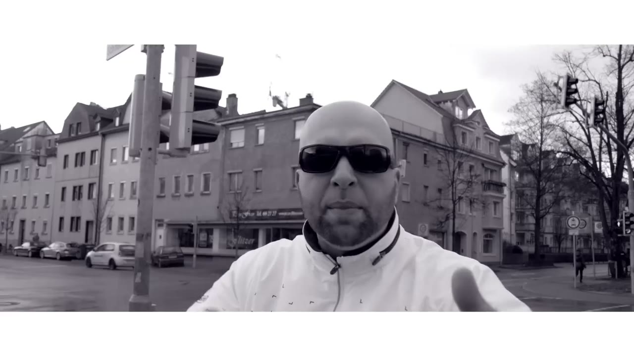LAZAR mit Sonnenbrille an einer Kreuzung, schwarzweiss