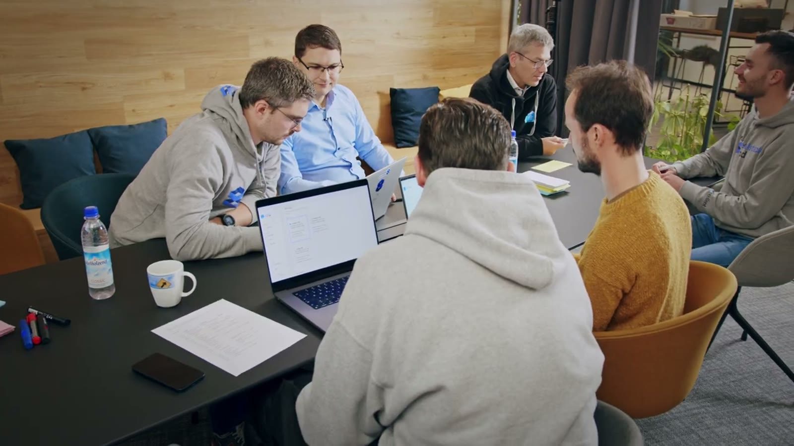 Team im Gespräch um einen Tisch