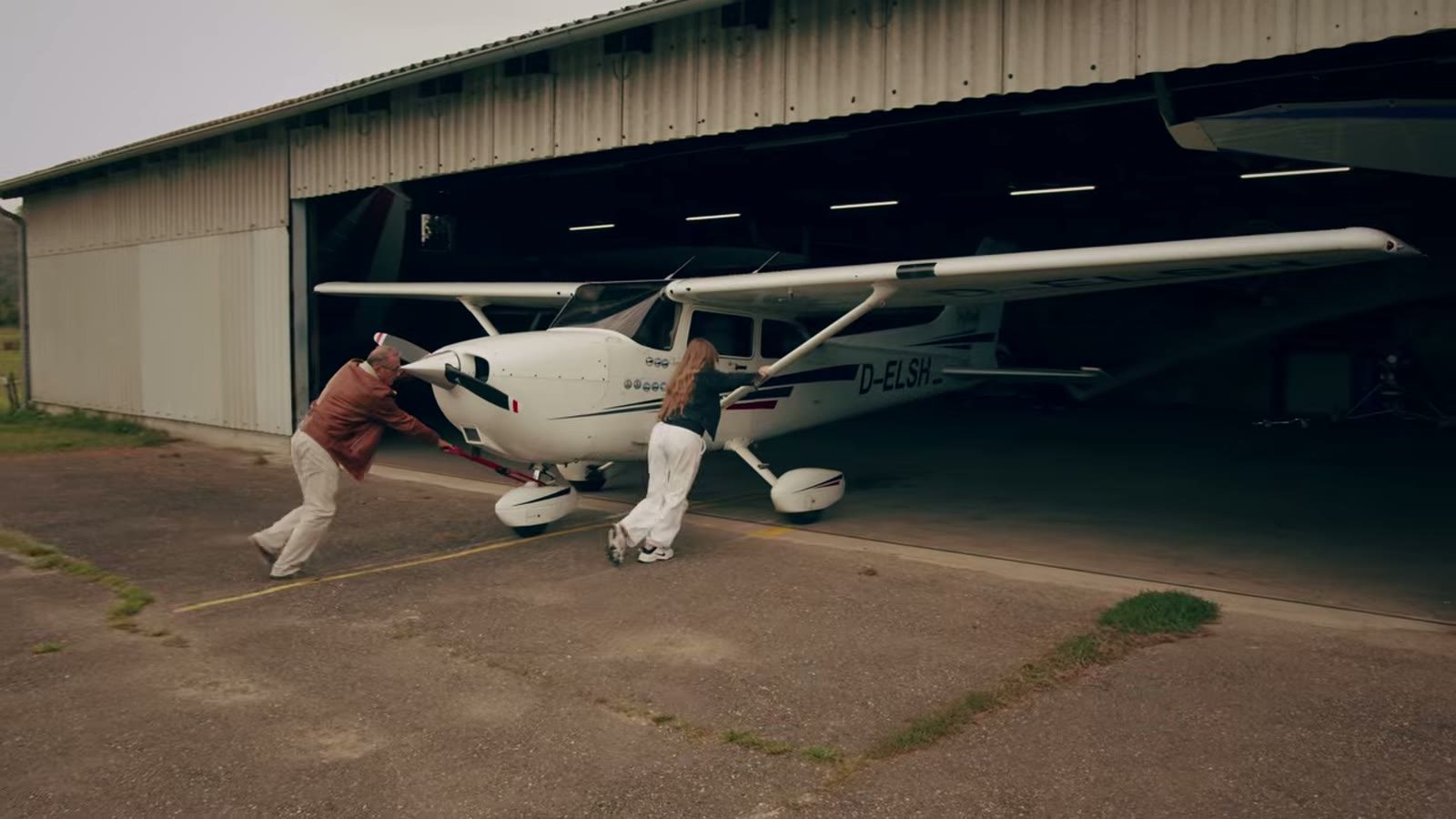 sameday – Hangar von aussen, Sportflugzeug