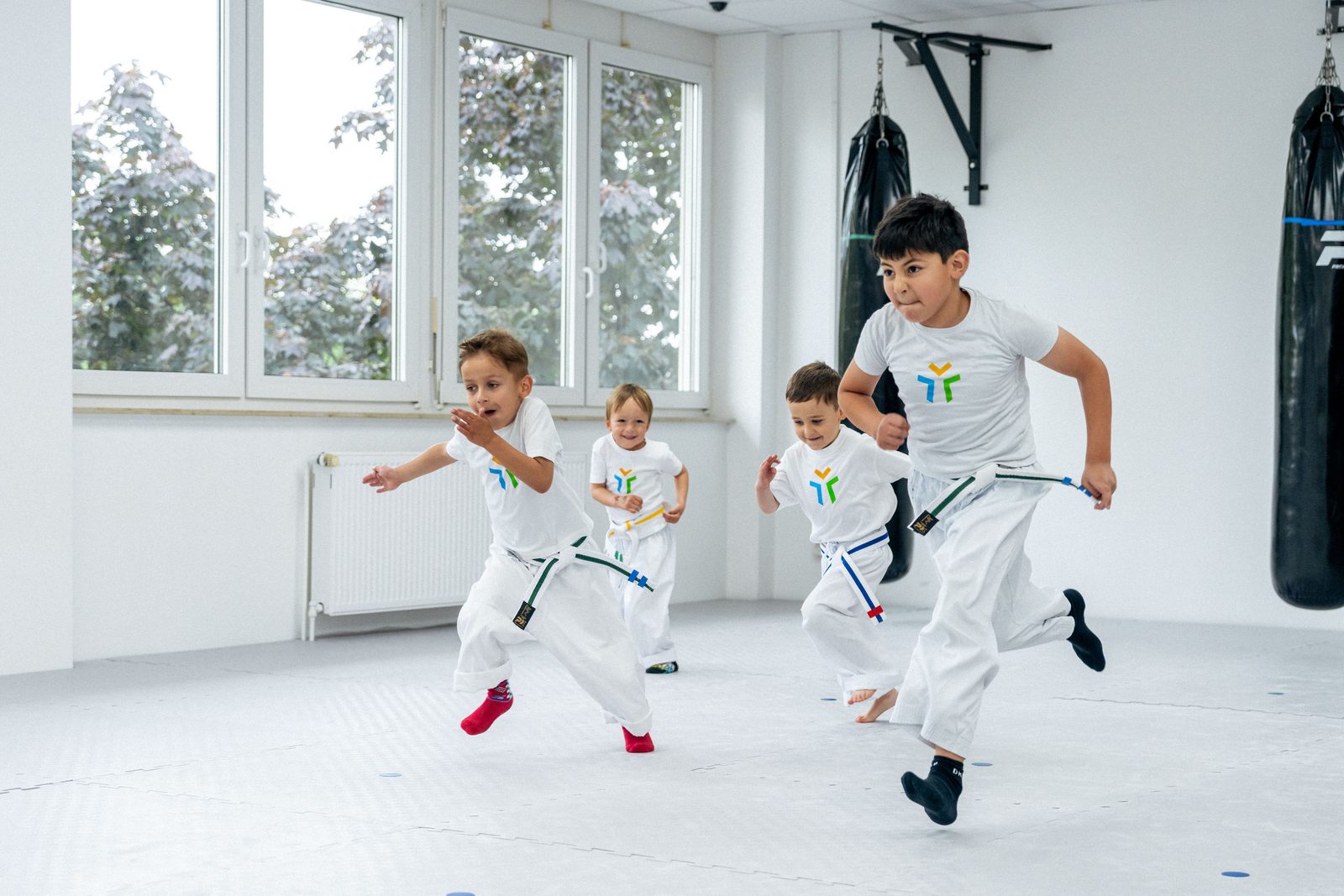 Kinder springen und treten im hellen Trainingsraum