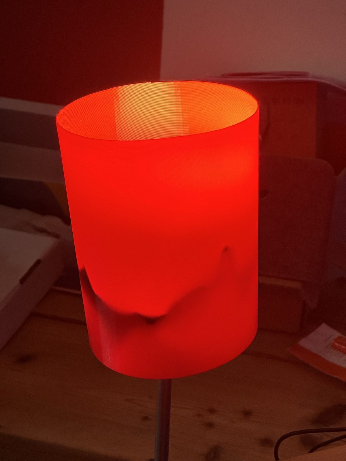 Rote Leuchte mit gewelltem Saum