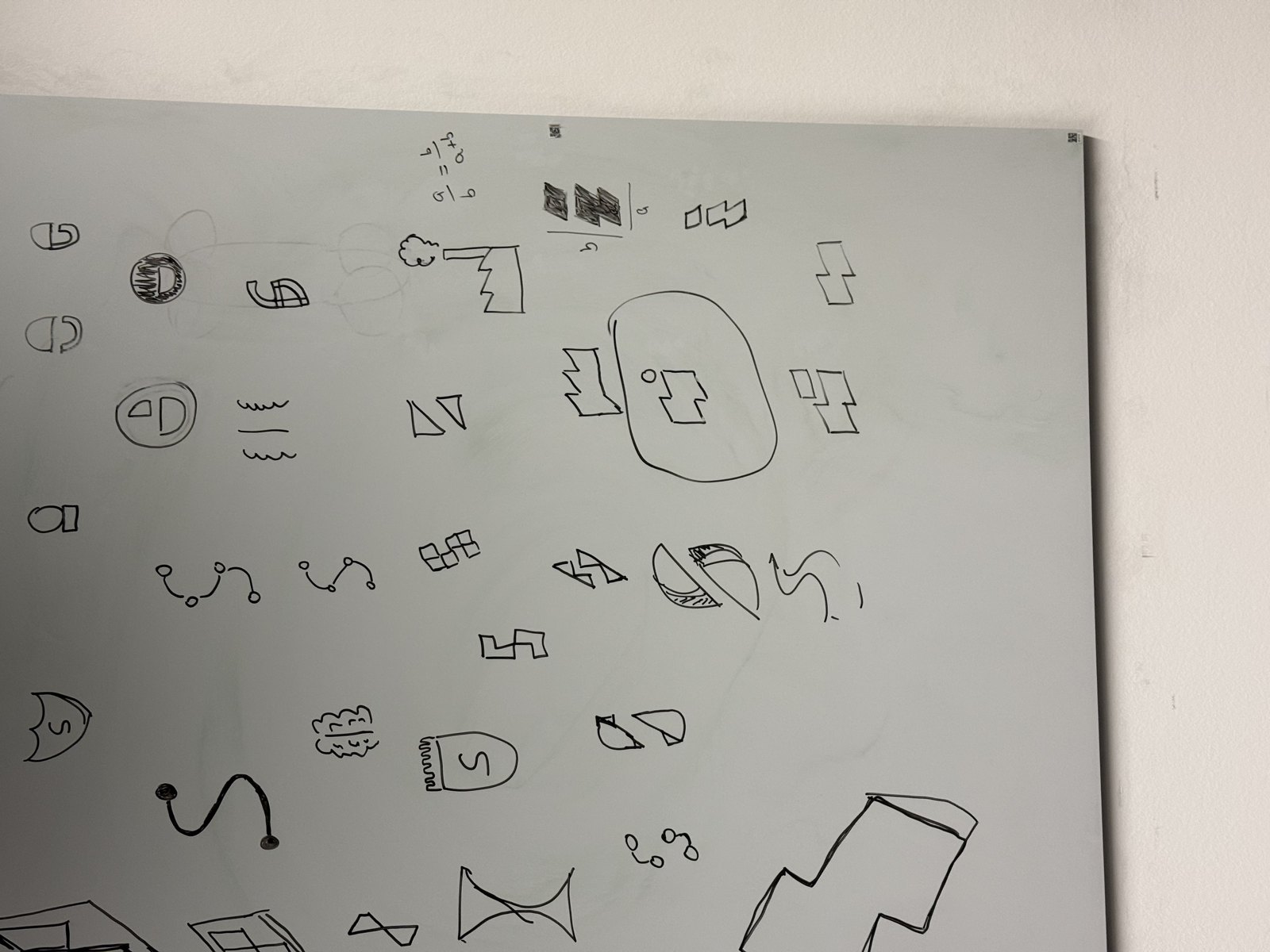 Zweite Wandtafel mit abstrakten Zeichenskizzen, Schichten und Rahmenformen