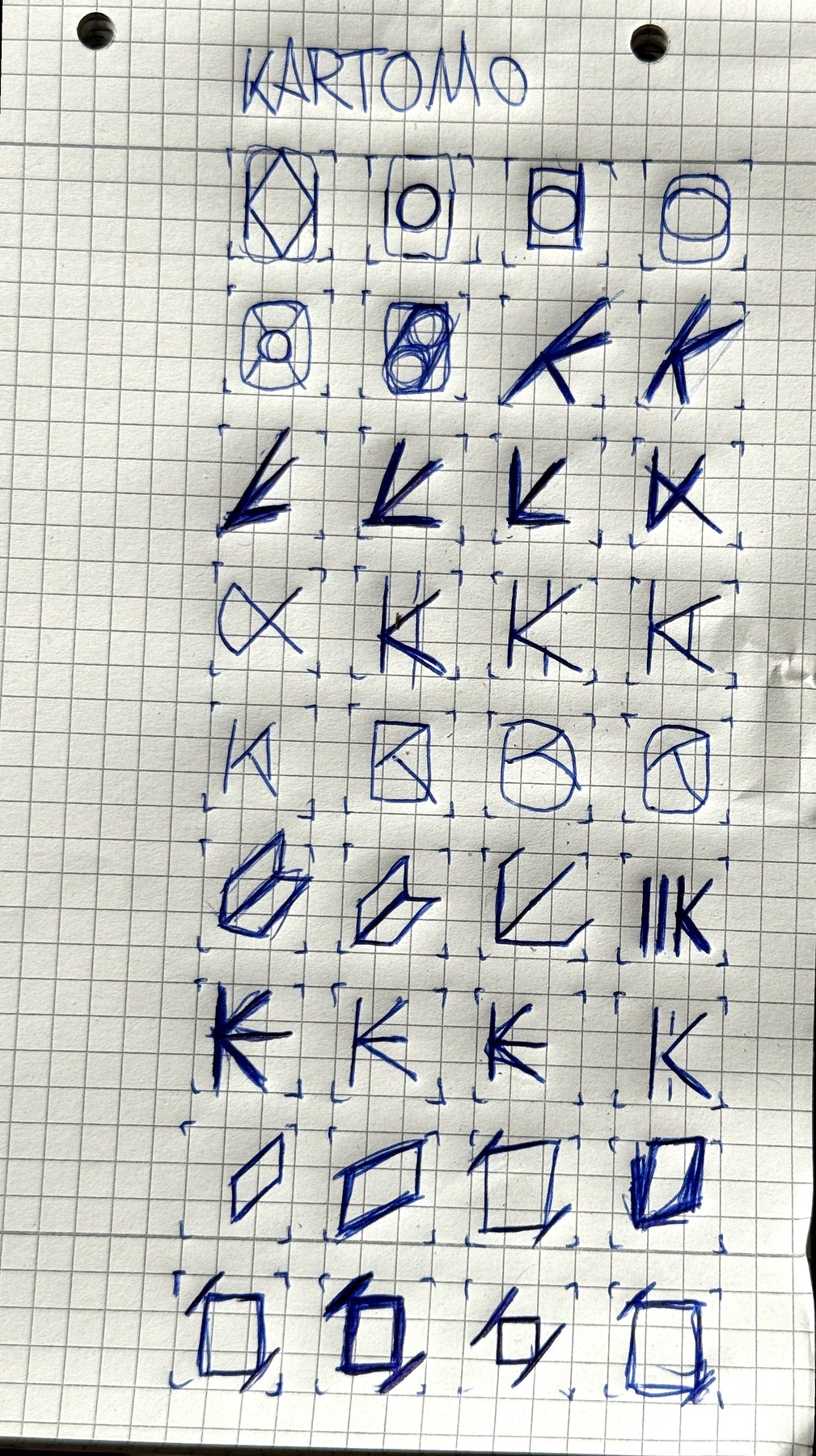 Ein karierter Notizblock mit vierzig Logo-Handskizzen in blauem Kugelschreiber, zehn Reihen zu vier, überschrieben KARTOMO
